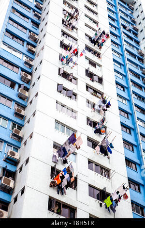 Biancheria stesa ad asciugare in un blocco a torre, Singapore, Sud-est asiatico Foto Stock