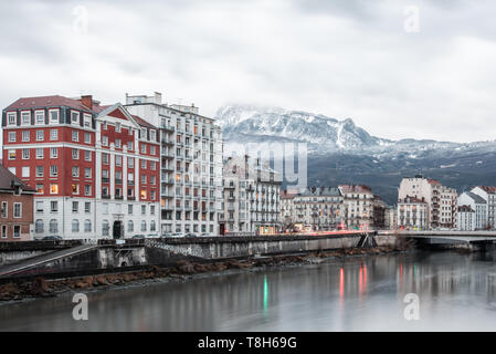 Grenoble, l'Isere fiume e le Alpi, Auvergne-Rhone-Alpes, Francia Foto Stock