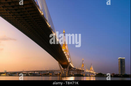 Bhumibol Bridge prima del tramonto Foto Stock