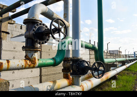 Grosso tubo tocca sul gas rete di condotti Foto Stock