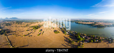 Panoramica aerea 4000 isole del fiume Mekong in Laos, Li Phi cascate, famosa destinazione di viaggio backpacker nel Sud Est asiatico Foto Stock