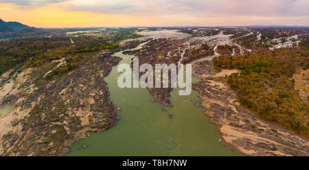 Panoramica aerea 4000 isole del fiume Mekong in Laos, Li Phi cascate, famosa destinazione di viaggio backpacker nel Sud Est asiatico Foto Stock