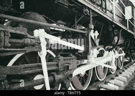 Retrò locomotiva a vapore ruote e aste. I dettagli delle parti meccaniche. Foto Stock