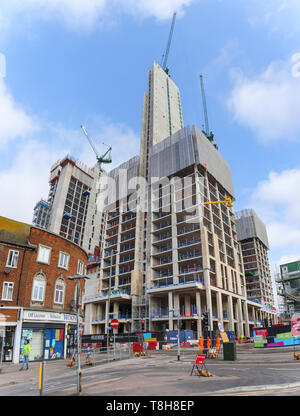 Woking, Surrey: costruzione del nuovo alto impiego misto a Victoria Square sviluppo continua con nuclei cementizi e gru a torre Foto Stock