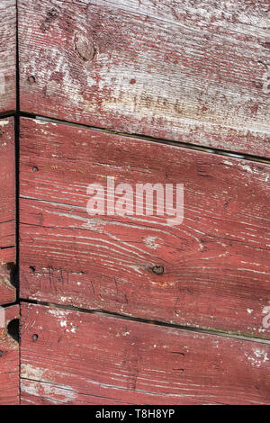 Incrinato weathered red in legno dipinto texture della scheda Foto Stock