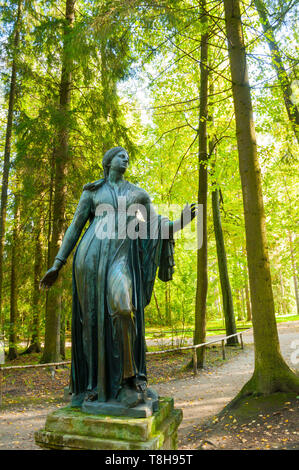 Pavlovsk, Russia - 21 settembre 2017. La scultura in bronzo di morire Niobida. Realizzati secondo gli originali del scultore greco Scopas, del IV secolo A.C. Foto Stock