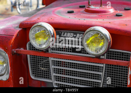 Parte anteriore di un arrugginito vintage offroad auto rossa Foto Stock