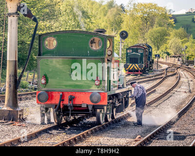 Lavoro meccanico su Sir Robert Alpine e figli, motore n. 88. Embsay e Bolton Steam Railway. Stazione di Bolton, Yorkshire Dales, UK. Foto Stock