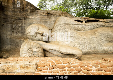 Splendida vista della bellissima statua del Buddha Reclinato scolpito in pietra. Foto Stock