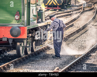 Lavoro meccanico su Sir Robert Alpine e figli, motore n. 88. Embsay e Bolton Steam Railway. Stazione di Bolton, Yorkshire Dales, UK. Foto Stock