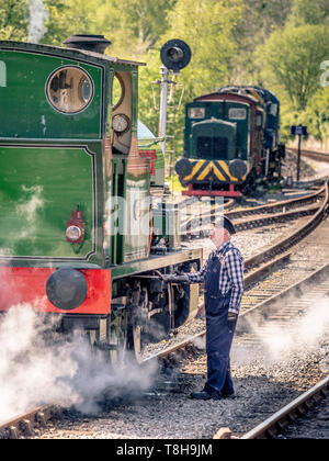 Lavoro meccanico su Sir Robert Alpine e figli, motore n. 88. Embsay e Bolton Steam Railway. Stazione di Bolton, Yorkshire Dales, UK. Foto Stock