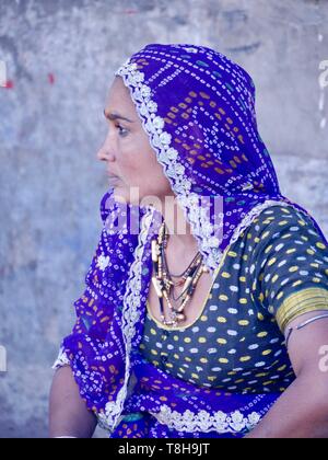 Ravvicinata di una giovane e bella donna di Rajasthani nel profilo in abiti tradizionali e ornato di gioielli, in Pushkar, India Foto Stock