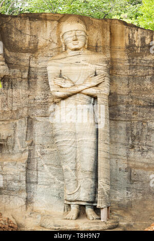 Splendida vista della bellissima statua del monaco Ananda scolpiti in pietra. Foto Stock