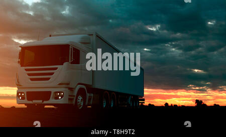 Grande carrello merci a guidare su una autostrada al tramonto retroilluminati da una luce arancione brillante sunburst sotto un minaccioso cielo nuvoloso. Il Rendering 3d. Foto Stock