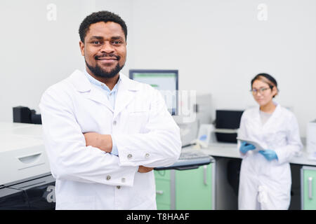 Contenuto afro-americano di esperto scienziato medico Foto Stock