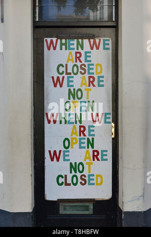 Funny shop segno di apertura. Hastings old town, East Sussex, England, Regno Unito Foto Stock