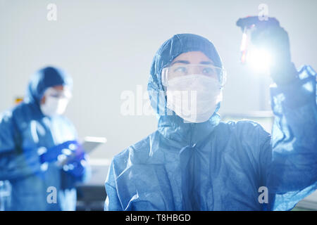 Virologist ricerca di anticorpo nel sangue Foto Stock