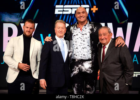 (Da sinistra a destra) Trainer Ben Davison, promotore Frank Warren, Tyson Fury e promotore Bob Arum durante la conferenza stampa a BT Sport Studio, Londra. Foto Stock