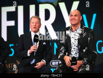 Promotore Frank Warren (sinistra) e Tyson Fury durante la conferenza stampa a BT Sport Studio, Londra. Foto Stock