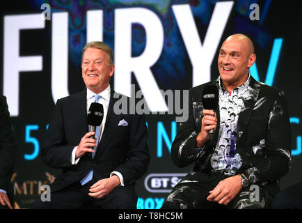 Promotore Frank Warren (sinistra) e Tyson Fury durante la conferenza stampa a BT Sport Studio, Londra. Foto Stock