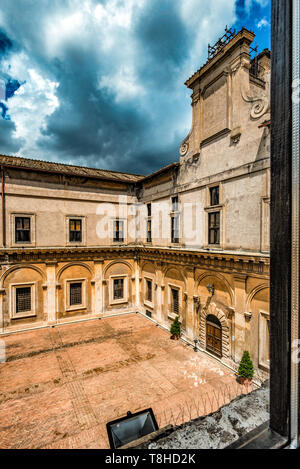 Il cortile del Casale di San Pio V (San Pio V Casa) visto da una finestra del palazzo, in Roma, Italia Foto Stock