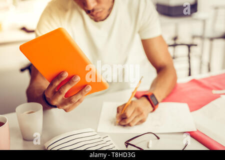 I giovani designer al lavoro sul suo nuovo progetto. Foto Stock