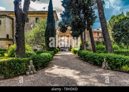 La vecchia entrata del Casale di San Pio V (San Pio V Casa) apertura al giardino italiano del parco e i simboli della famiglia Chigi che ha acquistato la residenza del XVII secolo a Roma, Italia Foto Stock