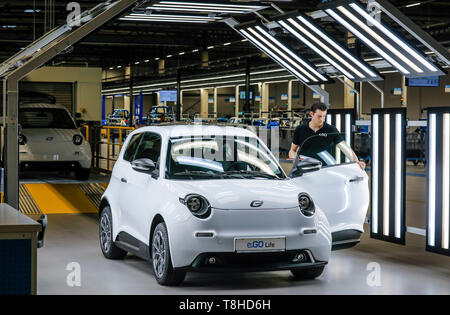 Aachen, Renania settentrionale-Vestfalia, Germania - e.GO Mobile offre il primo e.go la vita di auto elettriche da Aachen impianto di assemblaggio. e.GO dipendente Christi Foto Stock