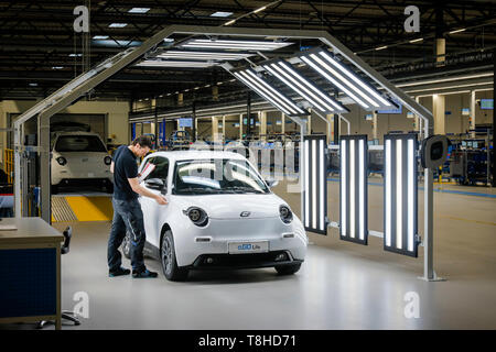 Aachen, Renania settentrionale-Vestfalia, Germania - e.GO Mobile offre il primo e.go la vita di auto elettriche da Aachen impianto di assemblaggio. e.GO dipendente Christi Foto Stock