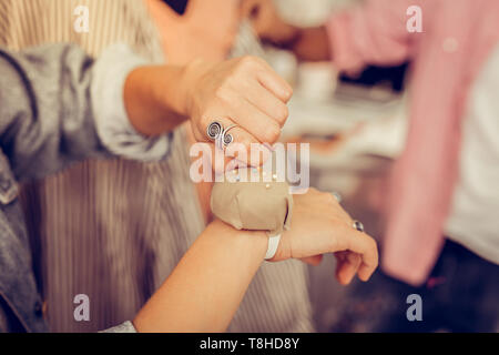Piccolo pinball mettere su una mano di tailoress. Foto Stock
