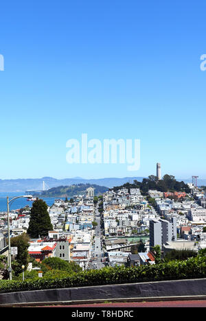 San Francisco: Guardando giù Lombard Street verso la Collina del Telegrafo. Foto Stock