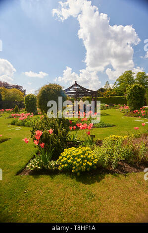 Una folla di gente che godendo il sole a Burnby Hall Gardens, Pocklington, East Riding of Yorkshire, Inghilterra, Regno Unito, GB. Foto Stock