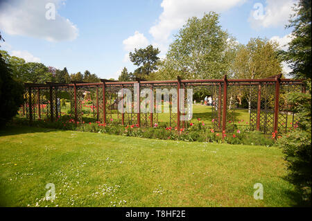Pergola nei giardini di Burnby Hall Gardens, Pocklington, East Yorkshire, Inghilterra, Regno Unito, GB, Foto Stock