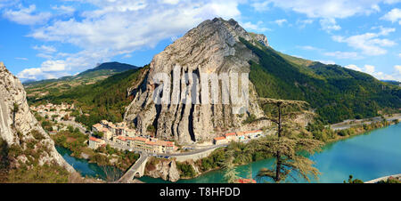 Il villaggio di Sisteron in Provenza, Francia. Foto Stock