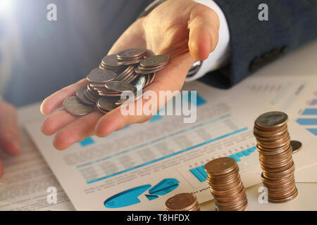 Imprenditore a mano mettendo il pin del denaro nel maiale Foto Stock
