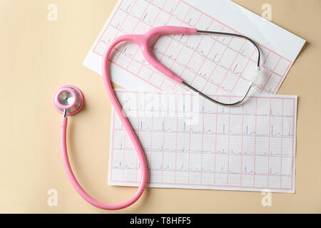 Medical stetoscopio e cardiograms su sfondo chiaro Foto Stock
