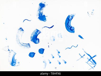 Abstract i tratti di pennello da vernice blu dipinte a mano da acquerelli su carta bianca Foto Stock