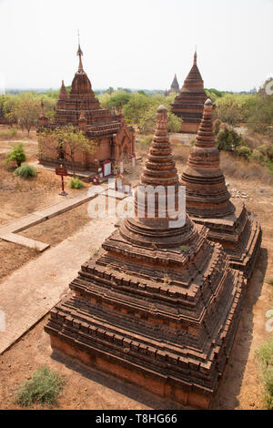 Vista di stupa e templi vicino tempio Alotawpyae, Old Bagan e Nyaung U Zona villaggio, Mandalay regione, Myanmar, Asia Foto Stock