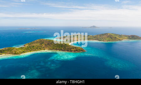 Antenna seascape isola tropicale con sabbia bar, l'acqua turchese e la barriera corallina. Ditaytayan, PALAWAN FILIPPINE. imbarcazioni turistiche sulla spiaggia tropicale. Travel Tropical concetto. Palawan, Filippine Foto Stock