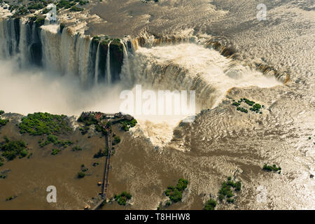 Vista aerea di Iguazu Falls al confine di Argentina e Brasile Foto Stock