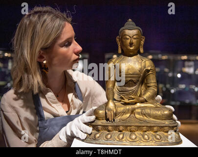 Bonhams, New Bond Street, Londra, Regno Unito. 13 maggio 2019. Un grande Gilt-Bronze figura del Buddha Shakyamuni, del XVII e XVIII secolo, porta ad una stima di £ 80,000-120,000 a fine Bonhams arte cinese vendita, che avrà luogo il 16 maggio 2019. Credito: Malcolm Park/Alamy Live News. Foto Stock