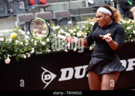 Roma, Italia. 13 Maggio, 2019. Serena Williams (USA) in azione contro Rebecca Peterson (SWE) durante Internazionali BNL d'Italia Italian Open al Foro Italico, Roma, Italia il 13 maggio 2019. Foto di Giuseppe mafia. Credit: UK Sports Pics Ltd/Alamy Live News Foto Stock