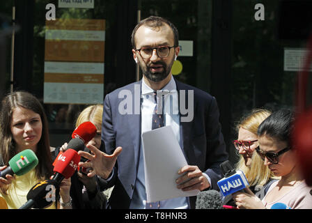 Kiev, Ucraina. 13 Maggio, 2019. Legislatore ucraino Serhiy Leshchenko visto parlando ai giornalisti durante la sua visita.Leshchenko sostiene che il Procuratore Generale di Ucraina Yuri Lutsenko fuorviato avvocato del presidente americano Donald Trump ed ex sindaco di New York Rudy Giuliani che Leshchenko è stato condannato di immischiarsi nelle 2016 elezioni presidenziali negli Stati Uniti, durante la sua visita in appello corte amministrativa di Kiev. Credito: Pavlo Gonchar SOPA/images/ZUMA filo/Alamy Live News Credito: ZUMA Press, Inc./Alamy Live News Foto Stock