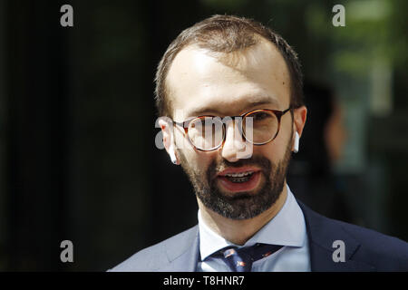 Kiev, Ucraina. 13 Maggio, 2019. Legislatore ucraino Serhiy Leshchenko visto durante la sua visita.Leshchenko sostiene che il Procuratore Generale di Ucraina Yuri Lutsenko fuorviato avvocato del presidente americano Donald Trump ed ex sindaco di New York Rudy Giuliani che Leshchenko è stato condannato di immischiarsi nelle 2016 elezioni presidenziali negli Stati Uniti, durante la sua visita in appello corte amministrativa di Kiev. Credito: Pavlo Gonchar SOPA/images/ZUMA filo/Alamy Live News Credito: ZUMA Press, Inc./Alamy Live News Foto Stock