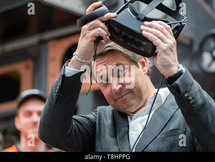 Bautzen, Germania. 13 Maggio, 2019. Andreas Scheuer (CSU), Ministro federale dei trasporti e delle infrastrutture digitali, indossa occhiali per realtà virtuale durante la sua visita a Bombardier. Credito: Robert Michael/dpa-Zentralbild/dpa/Alamy Live News Foto Stock