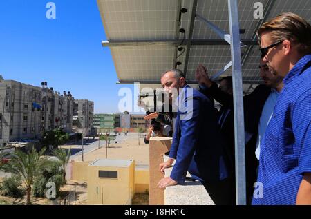 La striscia di Gaza, la Palestina. 13 Maggio, 2019. Nickolay Mladenov, ONU coordinatore speciale per il processo di pace in Medio Oriente, visite mediche Nasser complesso di Khan Younis, città della striscia di Gaza, 13 maggio 2019. Credito: Stringer/Xinhua/Alamy Live News Foto Stock