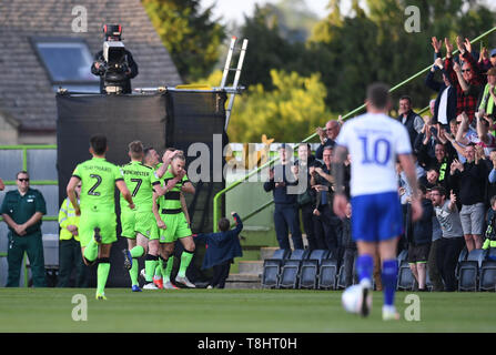 Il nuovo prato, Nailsworth, Regno Unito. 13 Maggio, 2019. EFL 2 della Lega Calcio, playoff semi finale di seconda gamba, Forest Green Rovers versus Tranmere Rovers; Giuseppe mulini di colore Forest Green Rovers festeggia con la sua squadra a segnare il primo goal della partita nel tredicesimo minuto Credito: Azione Sport Plus/Alamy Live News Foto Stock