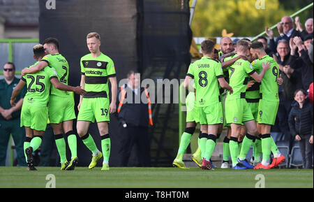 Il nuovo prato, Nailsworth, Regno Unito. 13 Maggio, 2019. EFL 2 della Lega Calcio, playoff semi finale di seconda gamba, Forest Green Rovers versus Tranmere Rovers; Giuseppe mulini di colore Forest Green Rovers festeggia con la sua squadra a segnare il primo goal della partita nel tredicesimo minuto Credito: Azione Sport Plus/Alamy Live News Foto Stock
