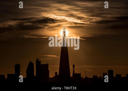 Londra, Regno Unito. 13 Maggio, 2019. Meteo REGNO UNITO: Drammatico sole serale è diviso dietro il grattacielo Shard edificio. Credito: Guy Corbishley/Alamy Live News Foto Stock