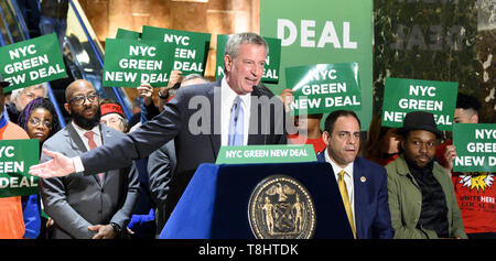 New York, NY, STATI UNITI D'AMERICA. 13 Maggio, 2019. New Deal Verde rally con il sindaco di New York City BILL DE BLASIO (D) svoltasi nella pubblica piazza di Trump Tower a New York City e New York il 13 maggio 2019. Credito: Michael Brochstein/ZUMA filo/Alamy Live News Foto Stock